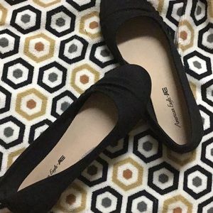 Black flats with a small,cute design in the front